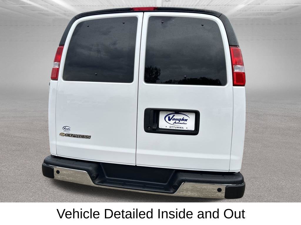 2025 Chevrolet Express Passenger 1LT