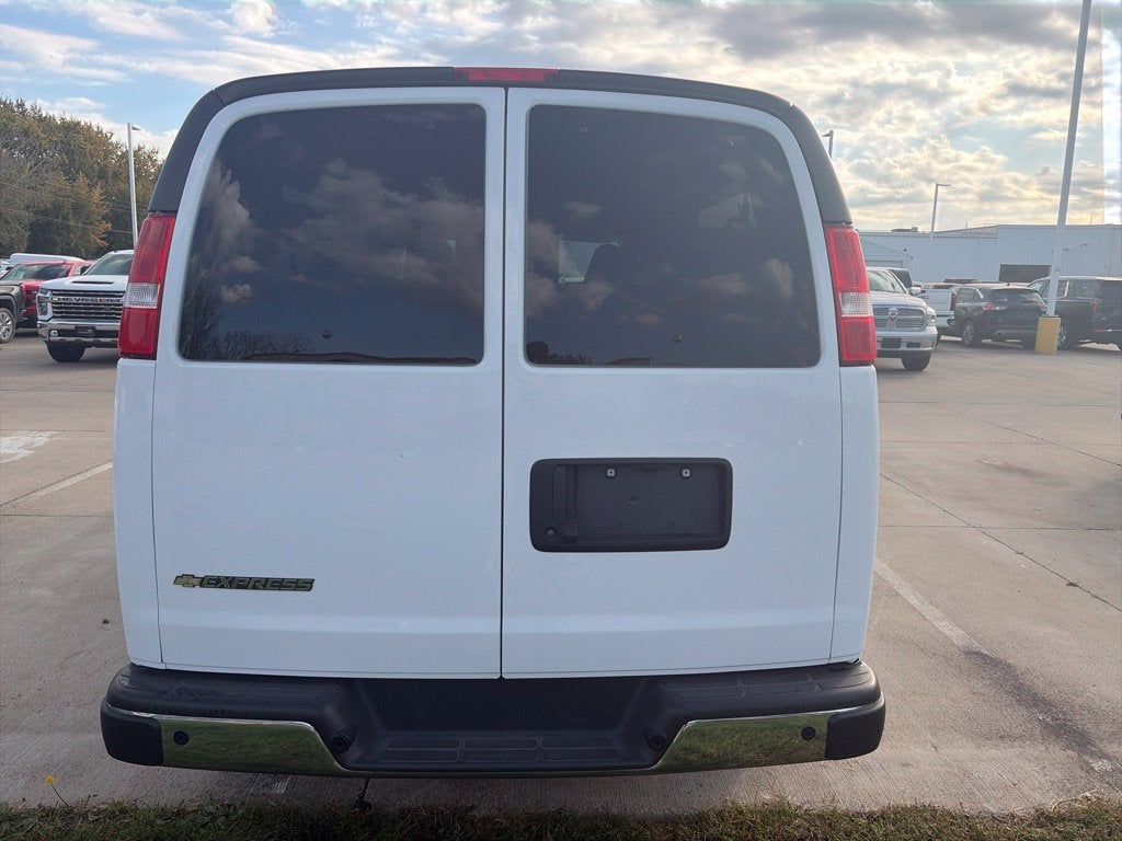 2025 Chevrolet Express Passenger 1LT