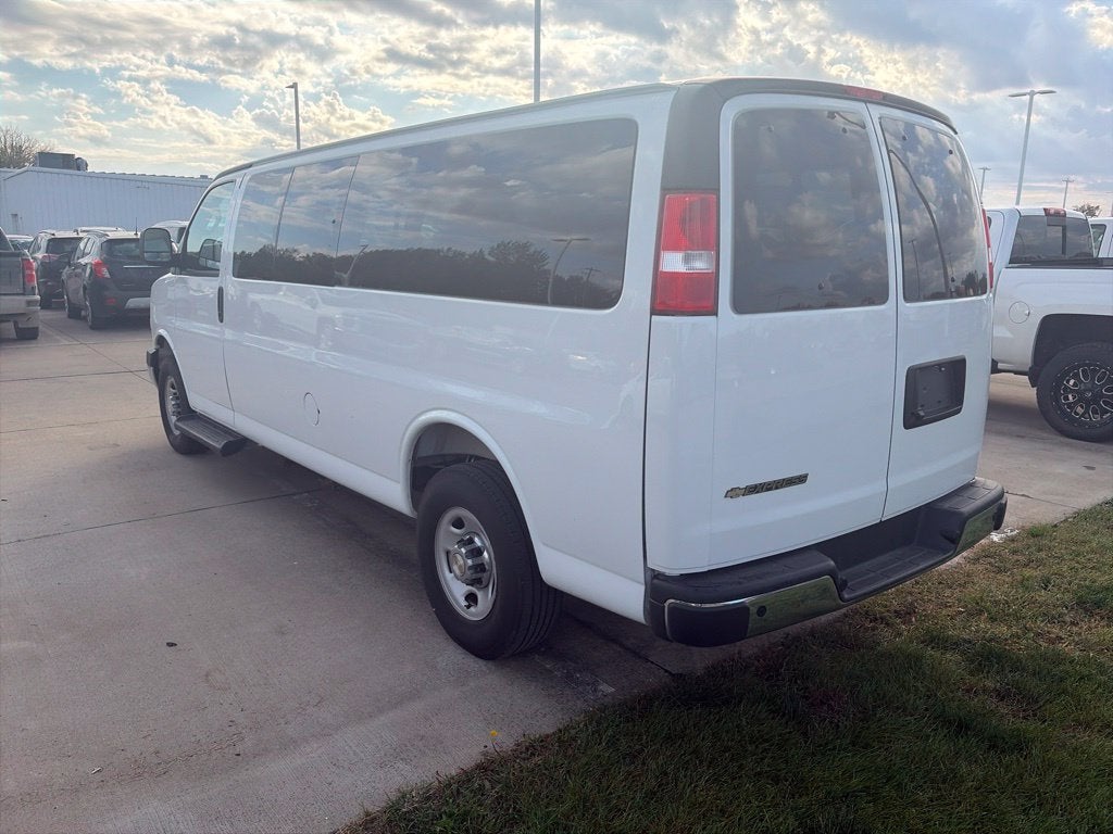 2025 Chevrolet Express Passenger 1LT