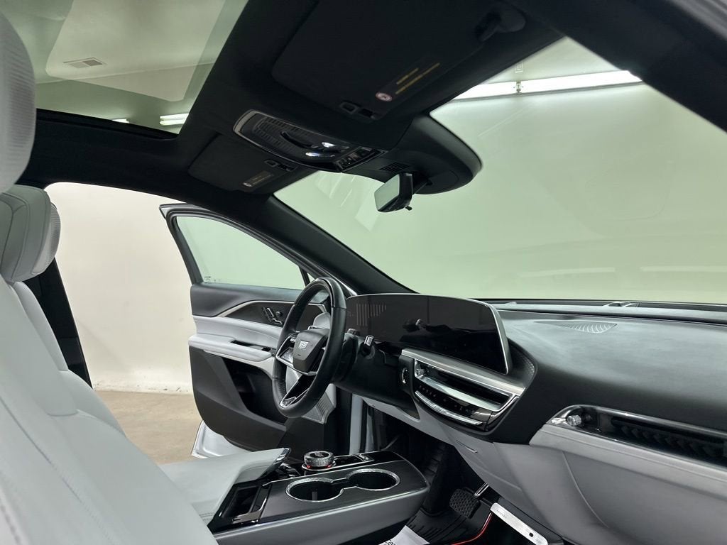 2025 Cadillac LYRIQ Luxury 2