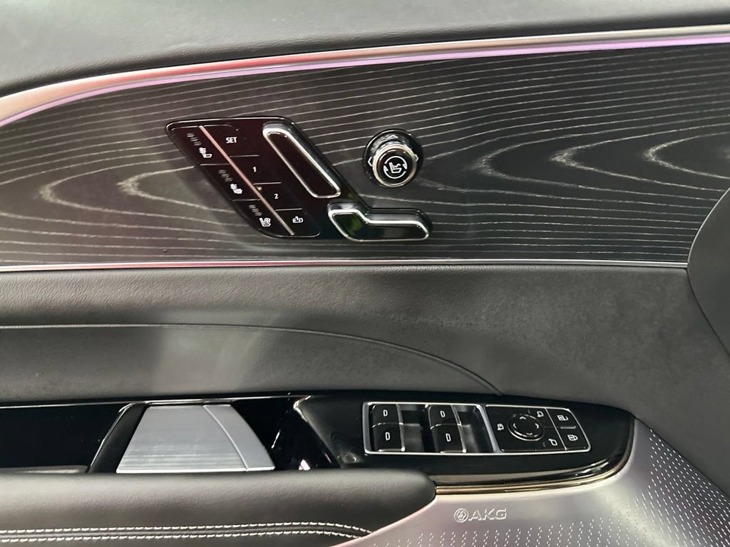 2025 Cadillac LYRIQ Luxury 3