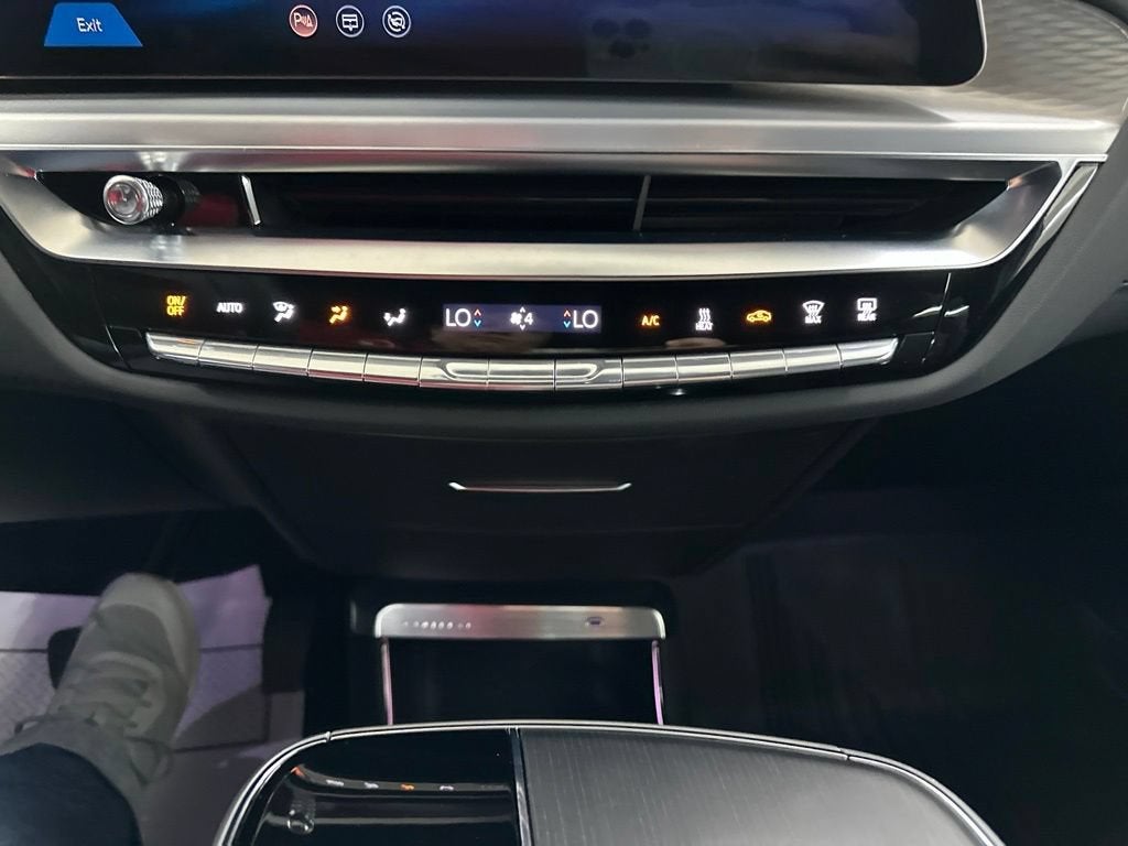 2025 Cadillac LYRIQ Luxury 3