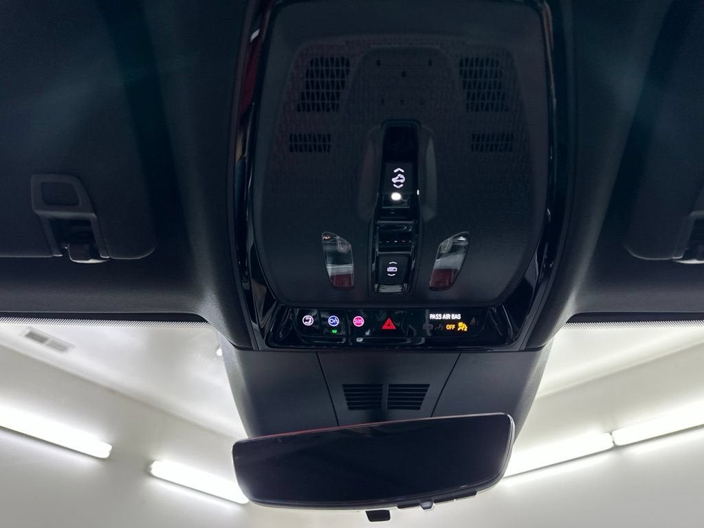 2025 Cadillac LYRIQ Luxury 3