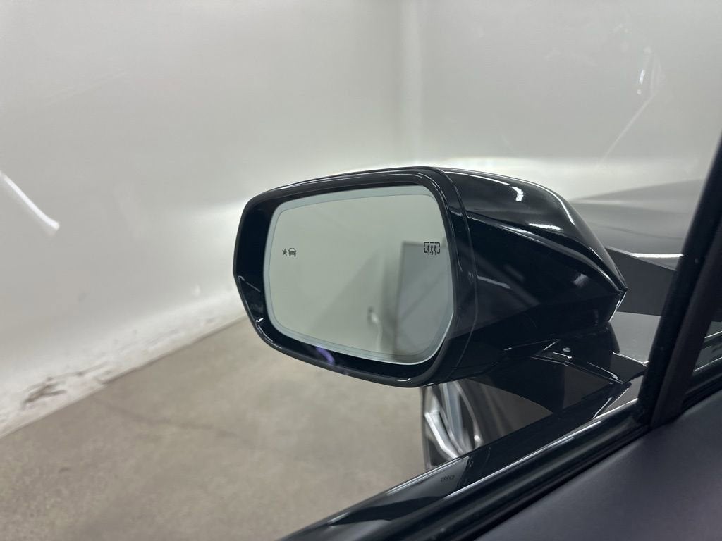 2025 Cadillac LYRIQ Luxury 3