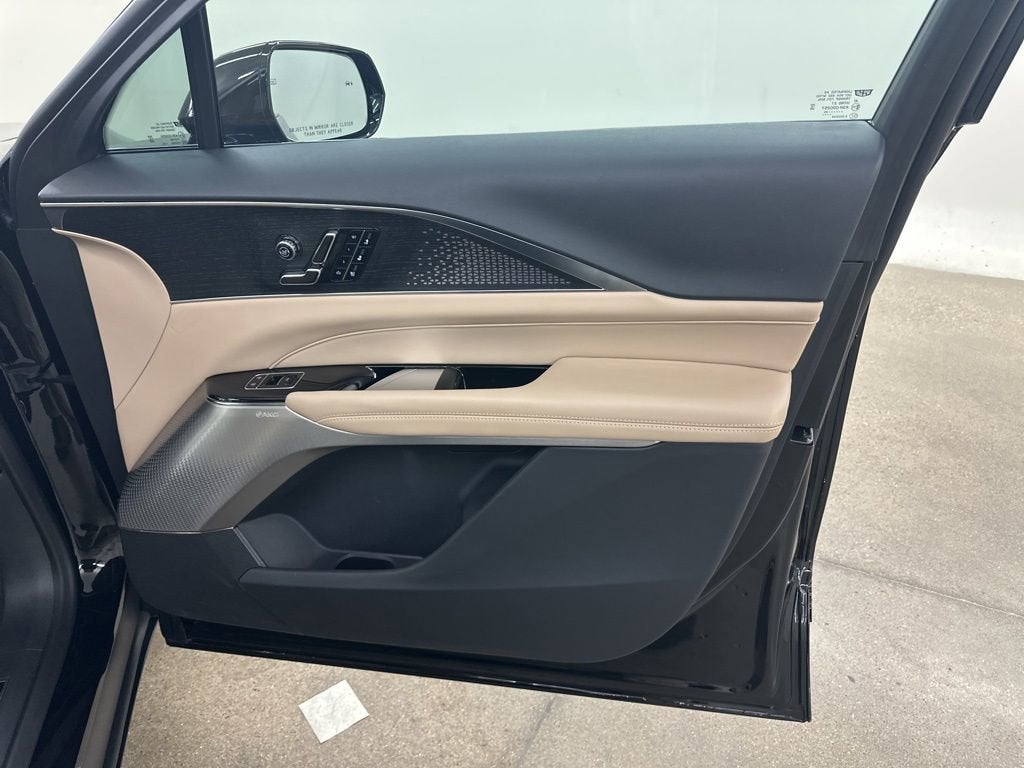 2025 Cadillac LYRIQ Luxury 3