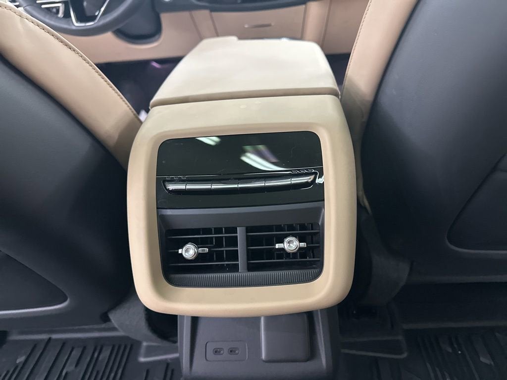 2025 Cadillac LYRIQ Luxury 3