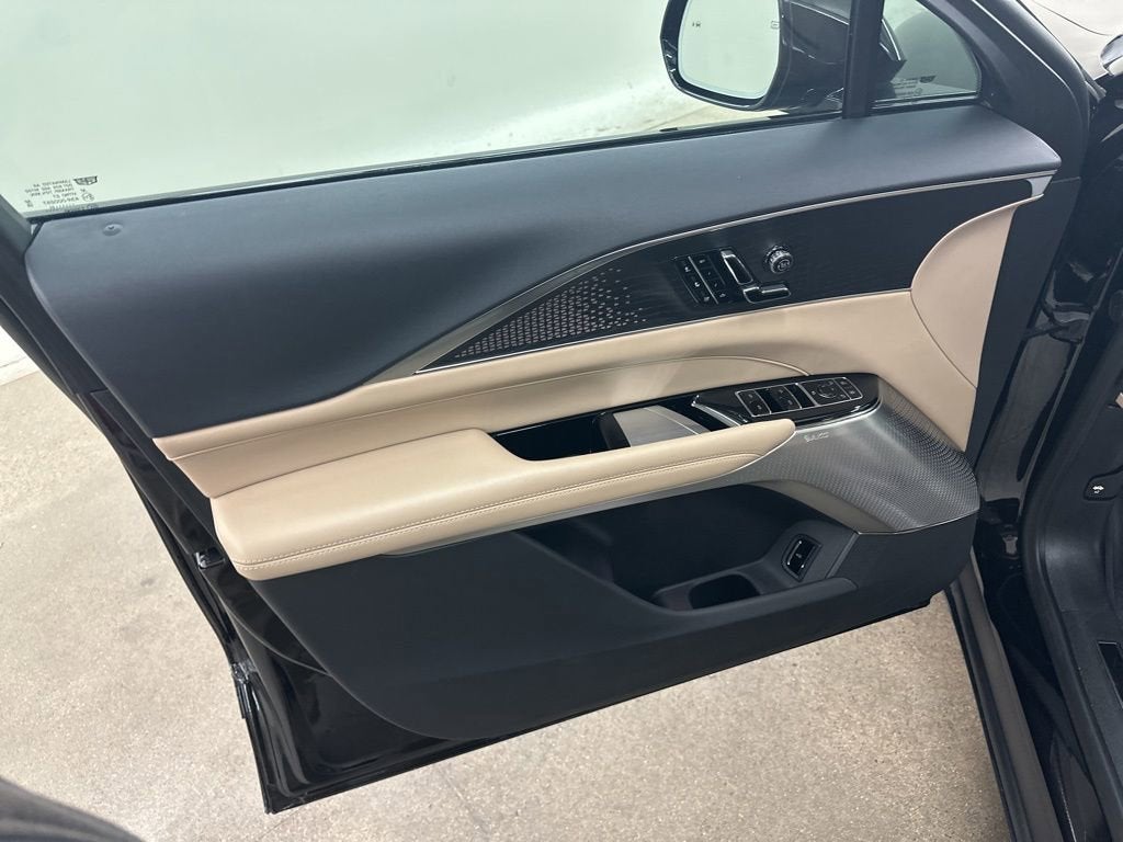 2025 Cadillac LYRIQ Luxury 3