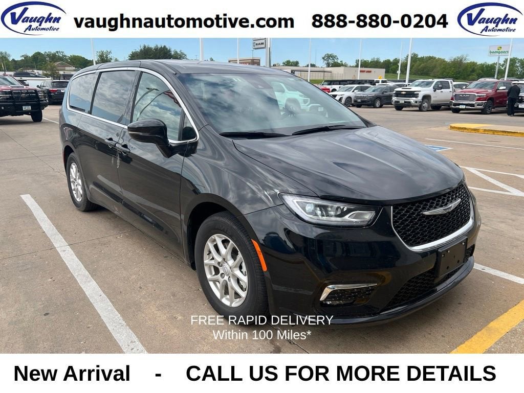 2025 Chrysler Pacifica Select's photo